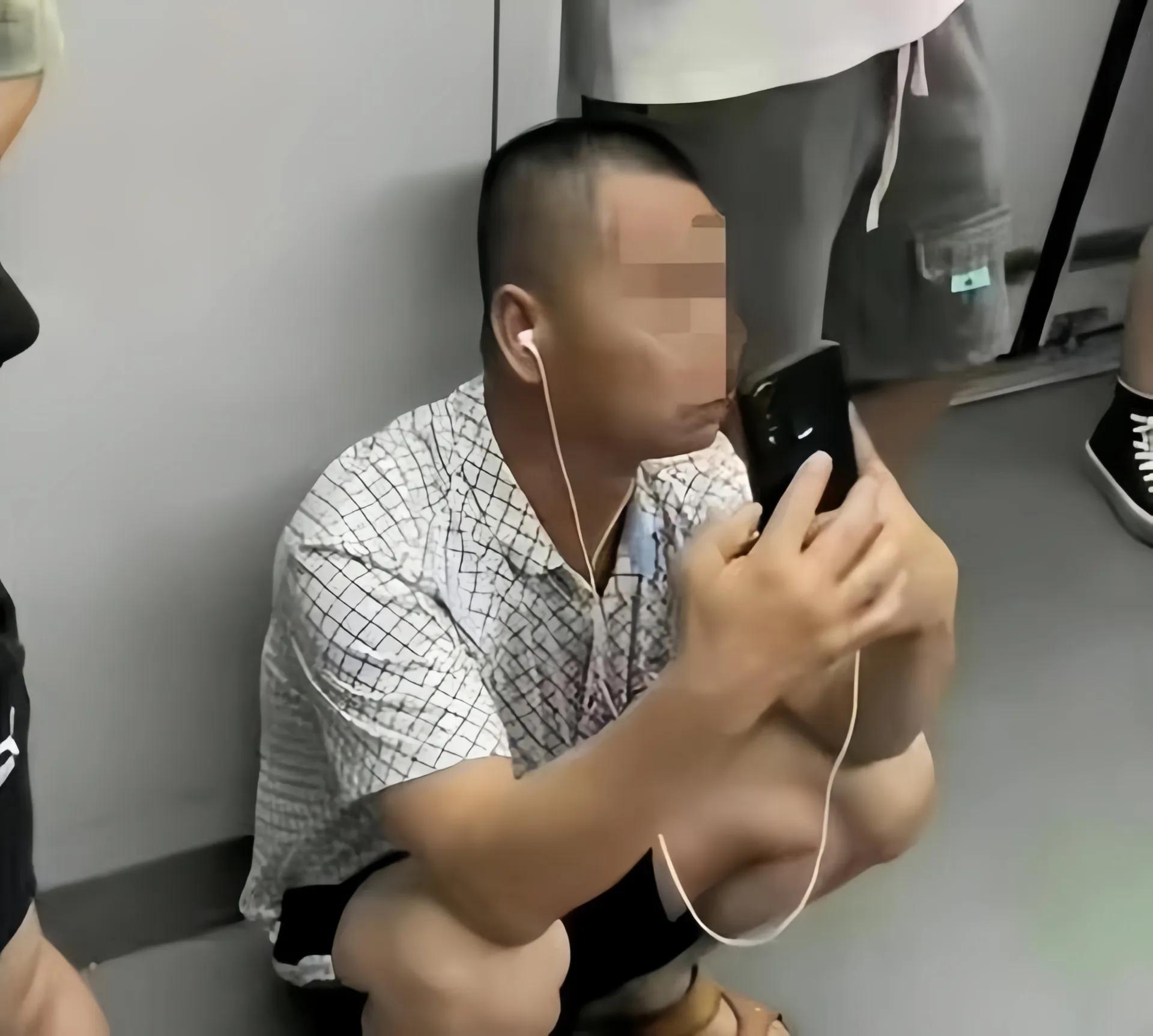 大叔蹲着玩手机无端惹祸，碰到新闻女研究生，哑巴吃黄连有口难辩