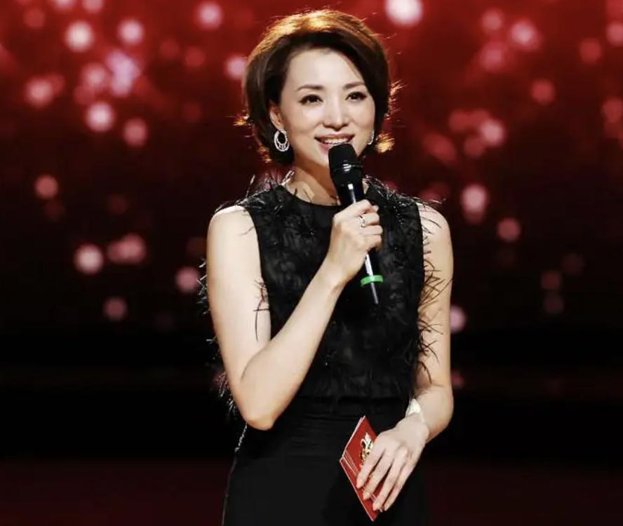 任鲁豫受伤主持节目视频,任鲁豫摔倒后复出