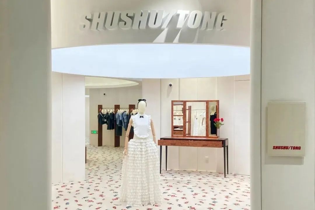 刘雯太平鸟联名t恤,刘雯代言toryburch