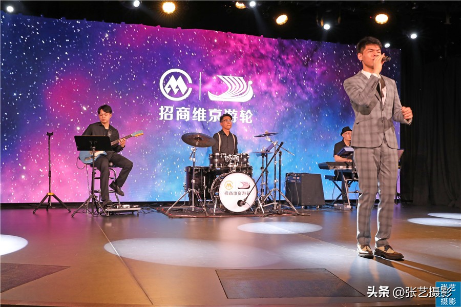 悬挂五星红旗豪华邮轮招商伊敦号，穿过百年历史尘烟再次启航