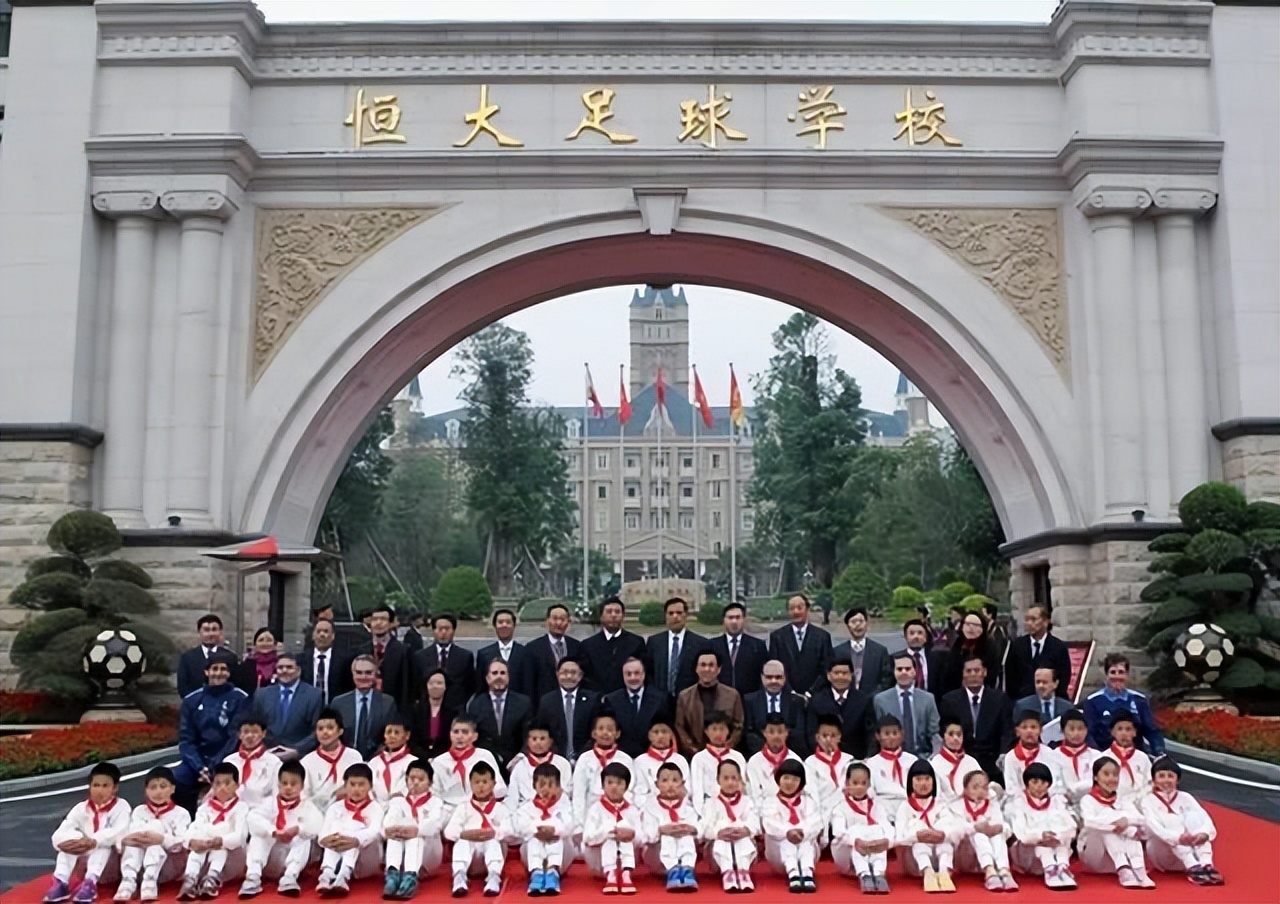 上港老总评价足球,恒大老板许家印和李嘉欣