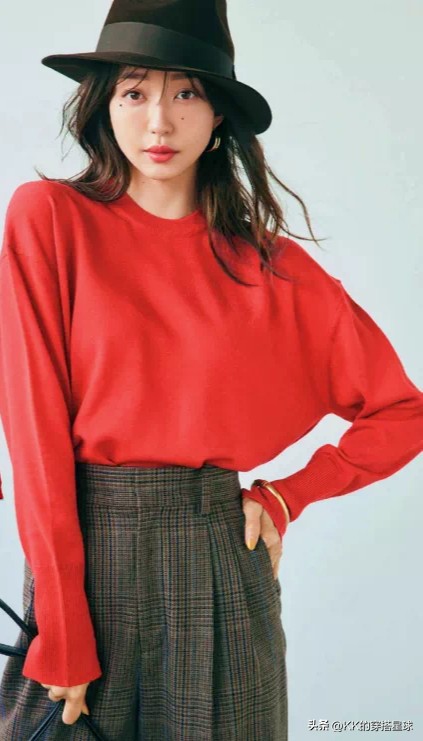 烈火红：2023春夏流行色，你适合穿吗？这么搭配，大气又显白！