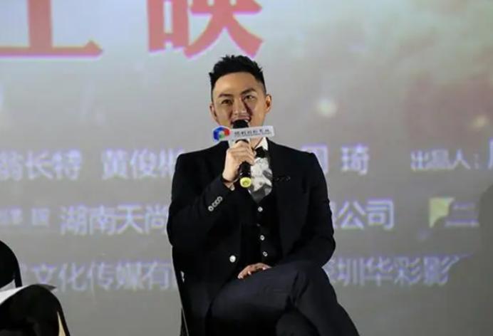 43岁还在演纯情少年？糊了的“花弄影”，为何沦为烂片主角？