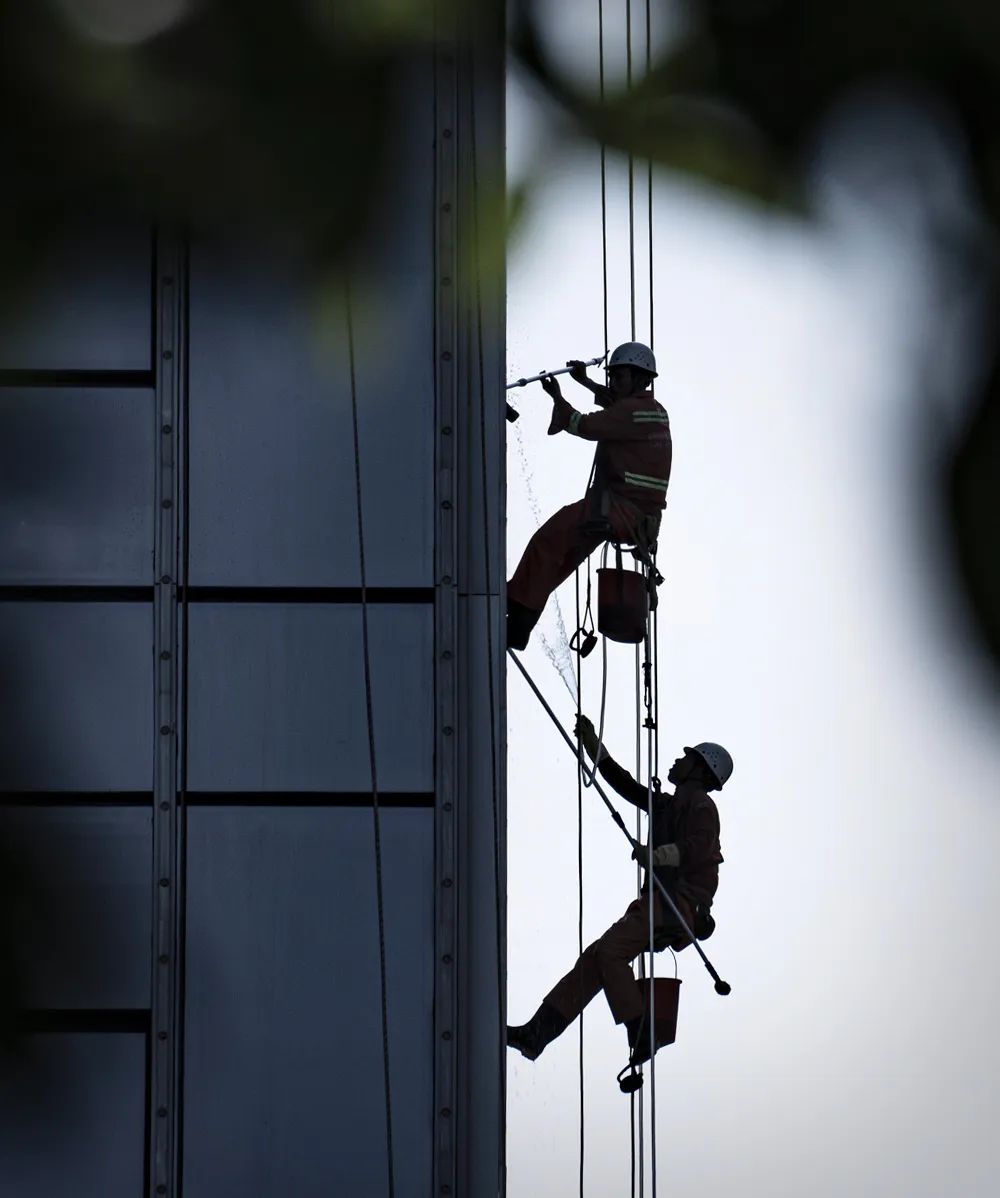 武林高手成为“蜘蛛人”：一根绳吊在500米高空，遇鬼风瞬间被甩出10米，曾从7米高摔下靠武功化险为夷