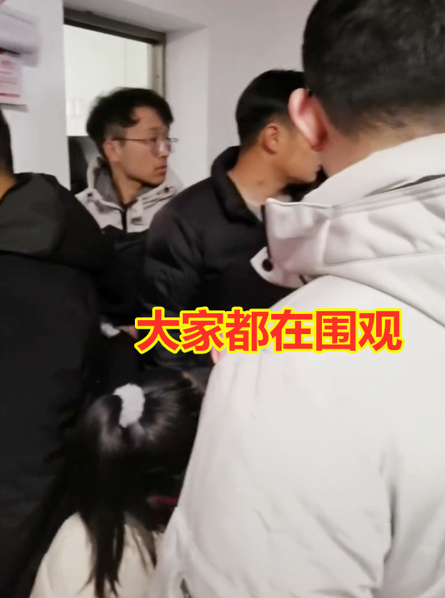 伴娘拦门要多少红包,伴娘堵房门要红包被误伤