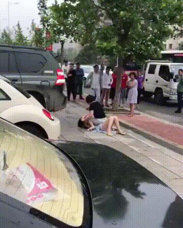 丈夫出轨，妻子扒光小三获刑8个月