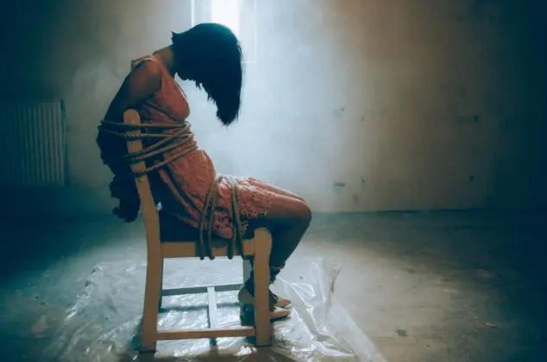 囚禁折磨41天后，女高中生被封入水泥罐里，89年开启之日震动日本