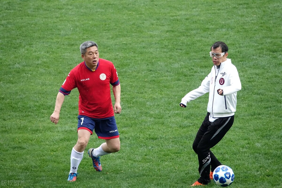 足球“专家”又有搞笑表态，球迷意见多多！中超、国足困难了