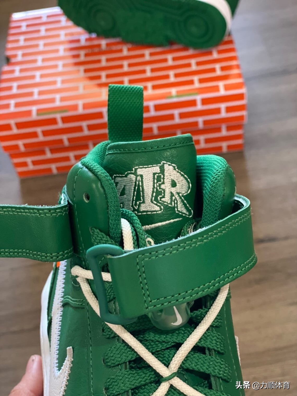 nike air force 1 mid white评测 (nike air force1white 纯白经典搭配)