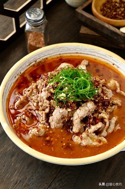 水煮牛肉香辣美味,水煮牛肉麻辣鲜香百吃不厌