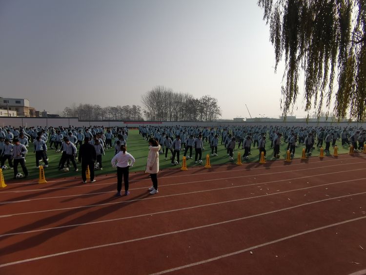 新密市校园足球,阳光体育快乐足球黑板报