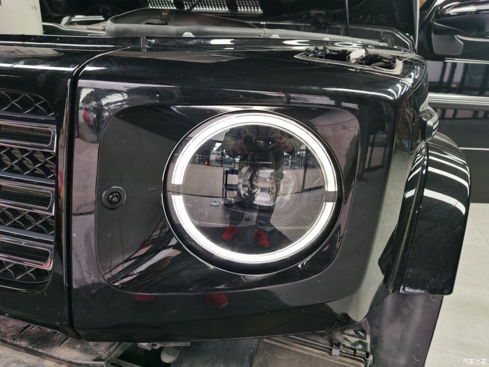 告别低配“蜡烛灯”，奔驰G350升级海拉几何多光束大灯