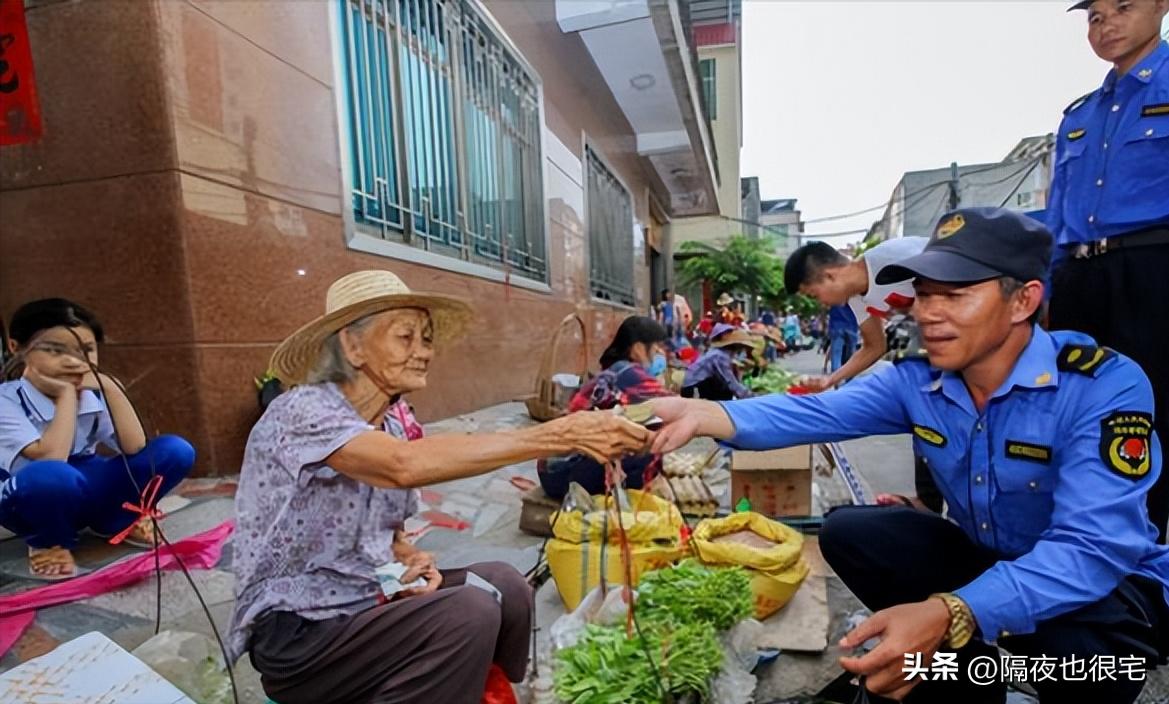 城管又玩火？摊贩沉默后突然爆发，满车货物遭路人哄抢，不要脸！