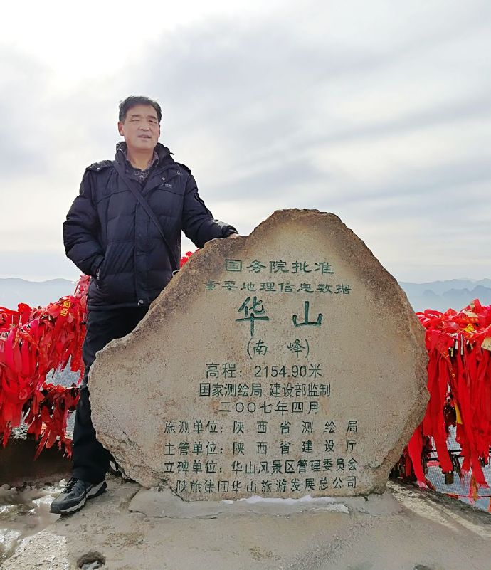 冬日里的华山银装素裹,冬日登上秦岭山脊