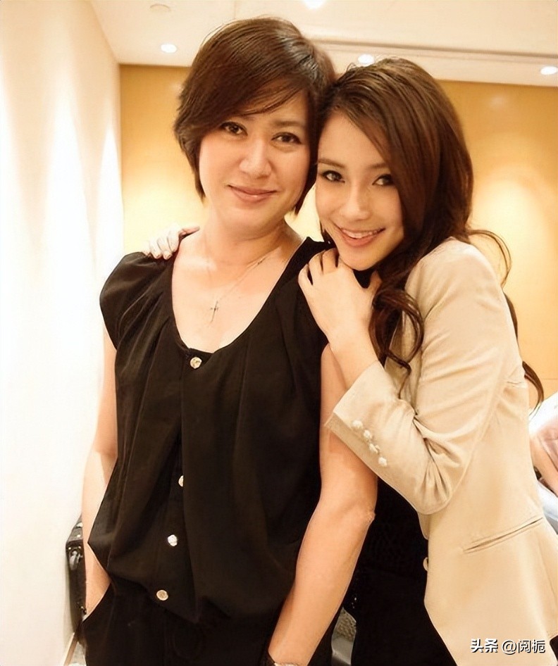 离婚不到一年，吃完黄晓明“红利”的杨颖，又回到了她的“怪圈”