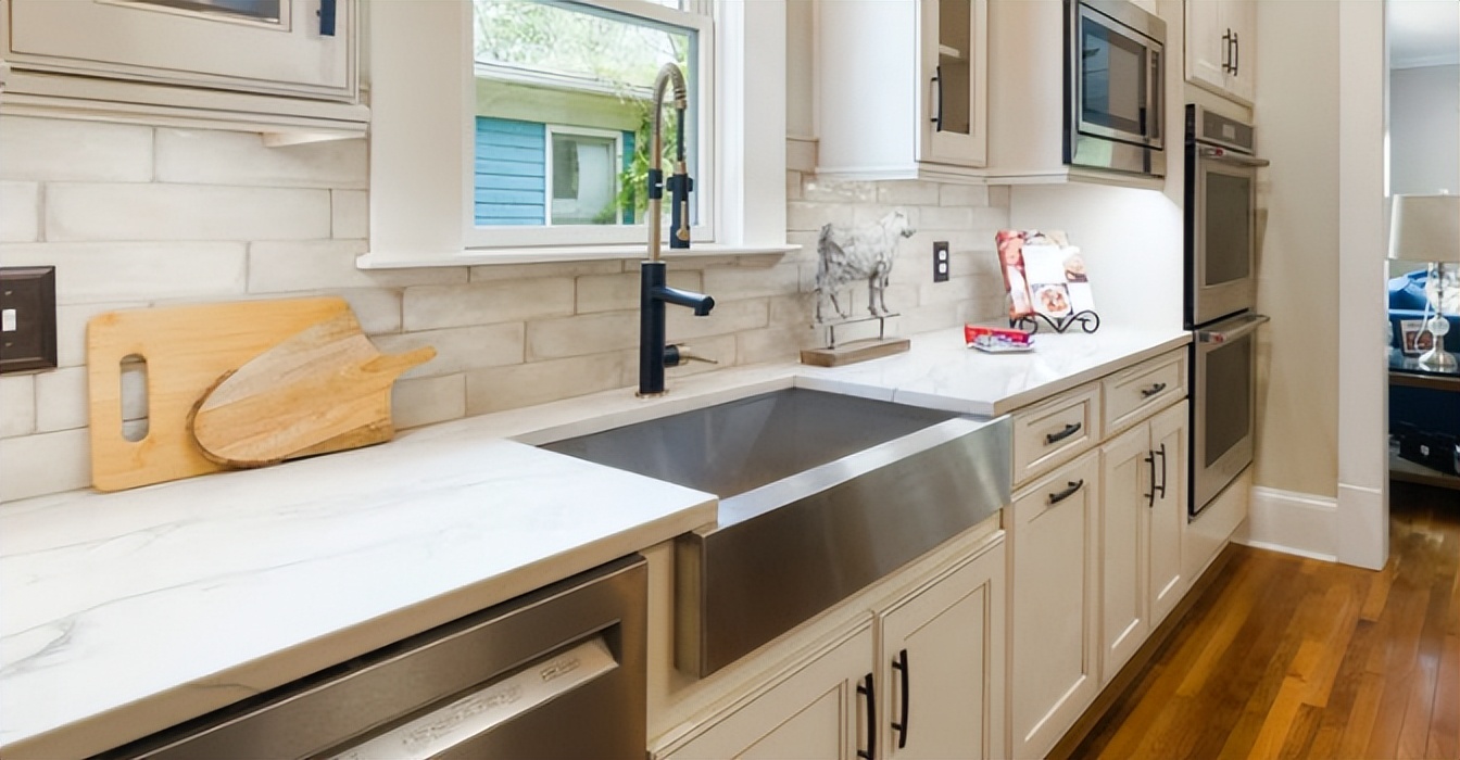 厨房没漏水但楼下天花板漏水,厨房自来水管漏水怎么找出漏水点