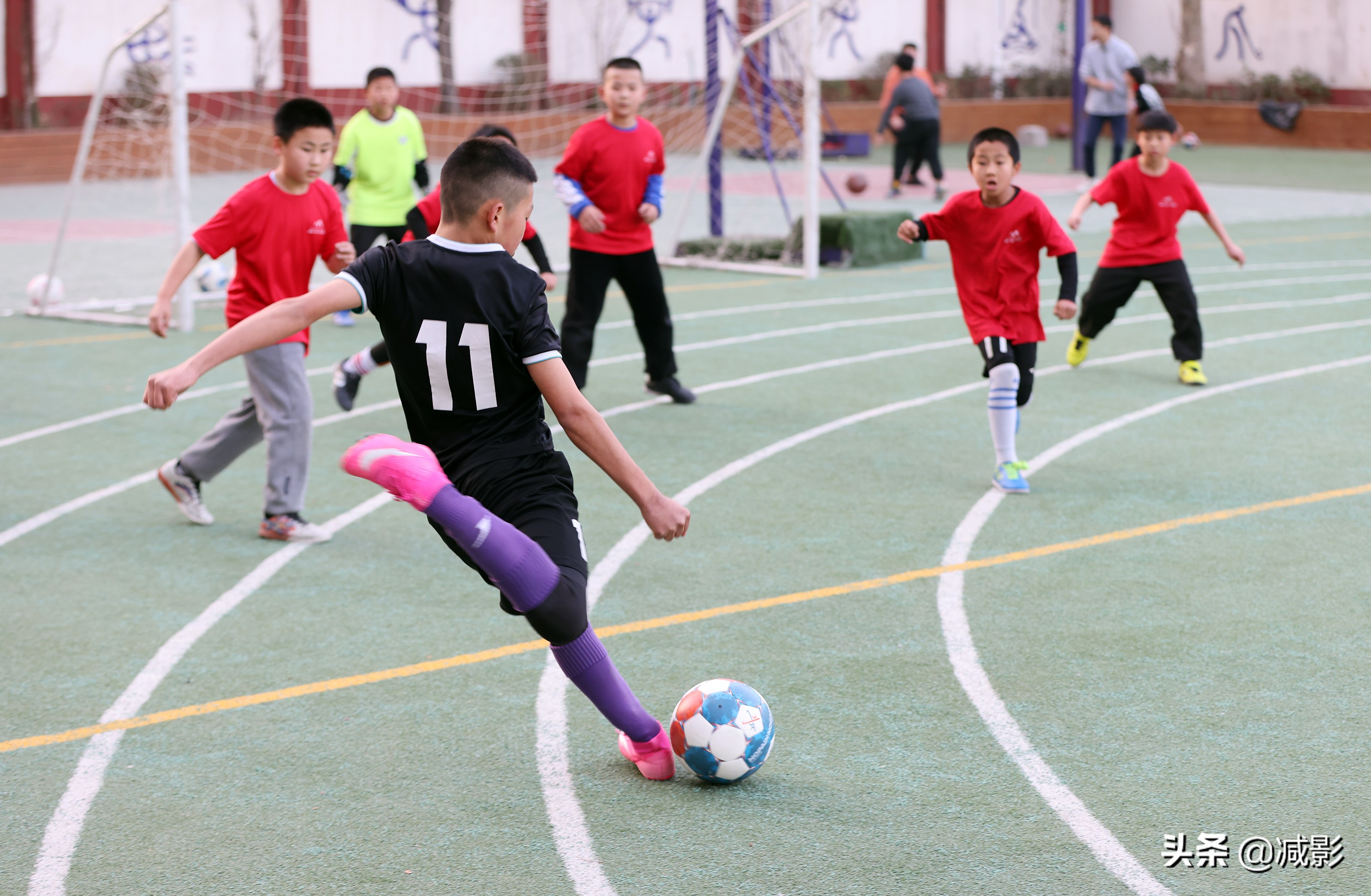 校园里的足球小将,足球场上的小小少年