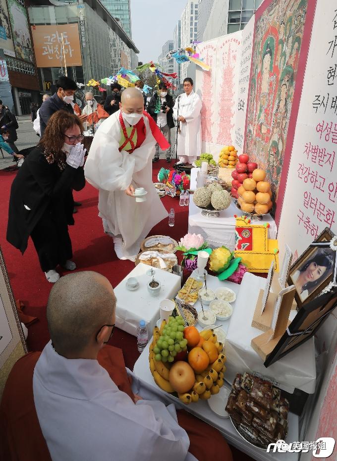 韩国女演员遭剧组性侵，崩溃自杀，罪犯逍遥法外20年，还在拍戏？