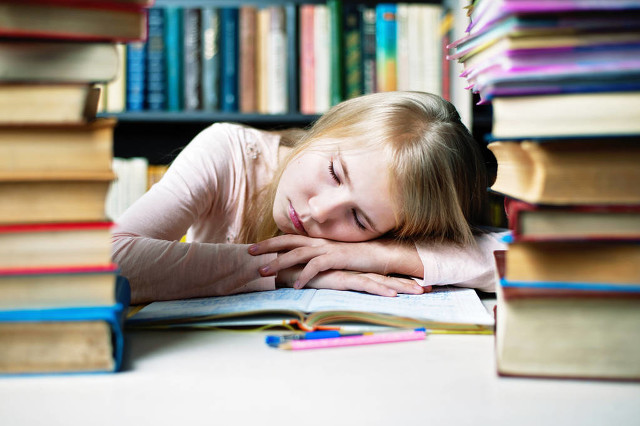 人睡觉时梦是怎么产生的,睡眠在哪个阶段醒来会记得梦