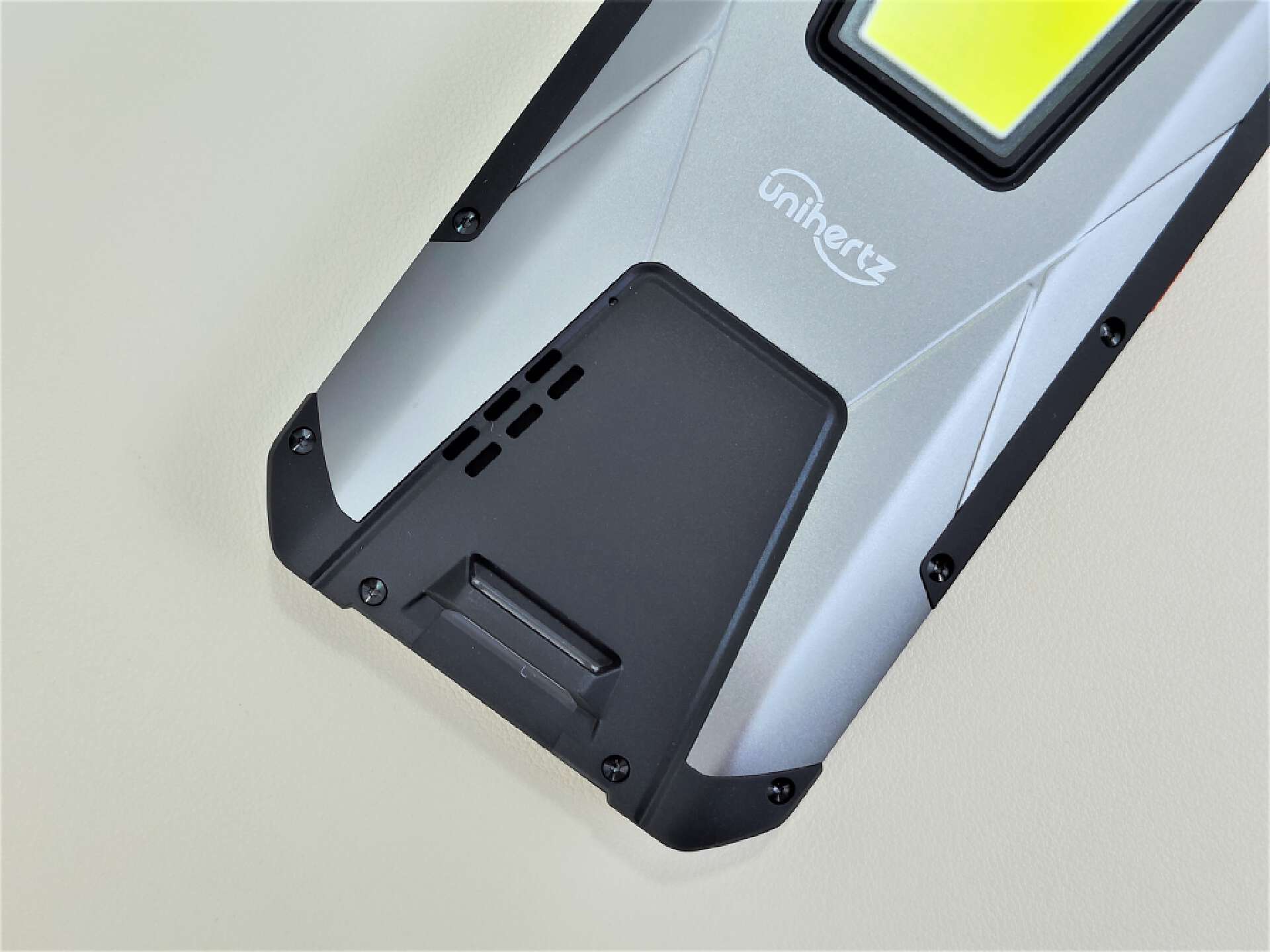 22000mAh大电池，1200流明露营灯，国产UnihertzTANK三防手机评测