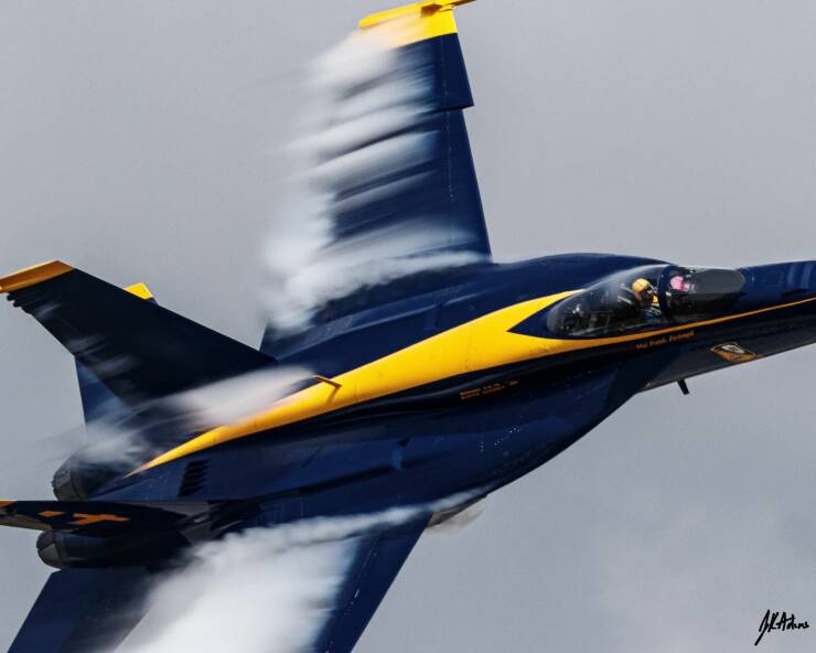 78个真实有趣的照片：山顶的足球场，老树与佛像，老司机脸部皮肤