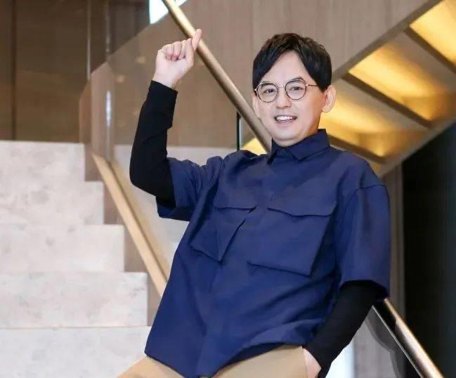 黄子佼承认强吻17岁少女拍裸照,曾劈腿小S,曝亲妈出轨大小S磕药