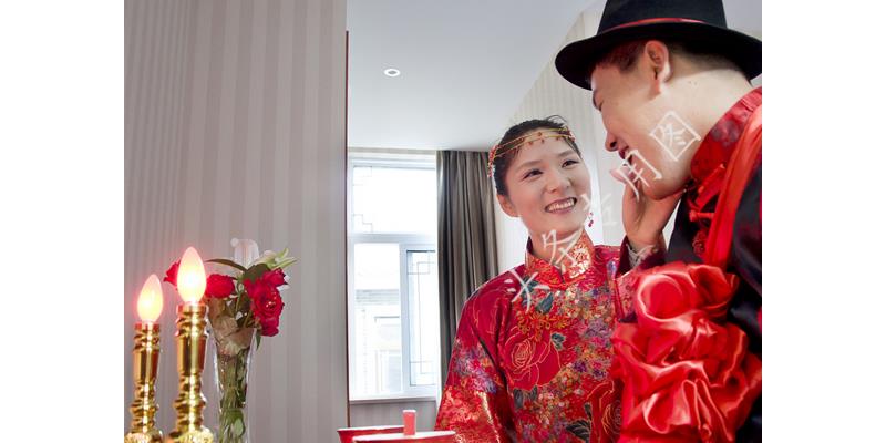 年年过生日女儿都迟到,今年我去接她,到门口后我愣了,默默离开