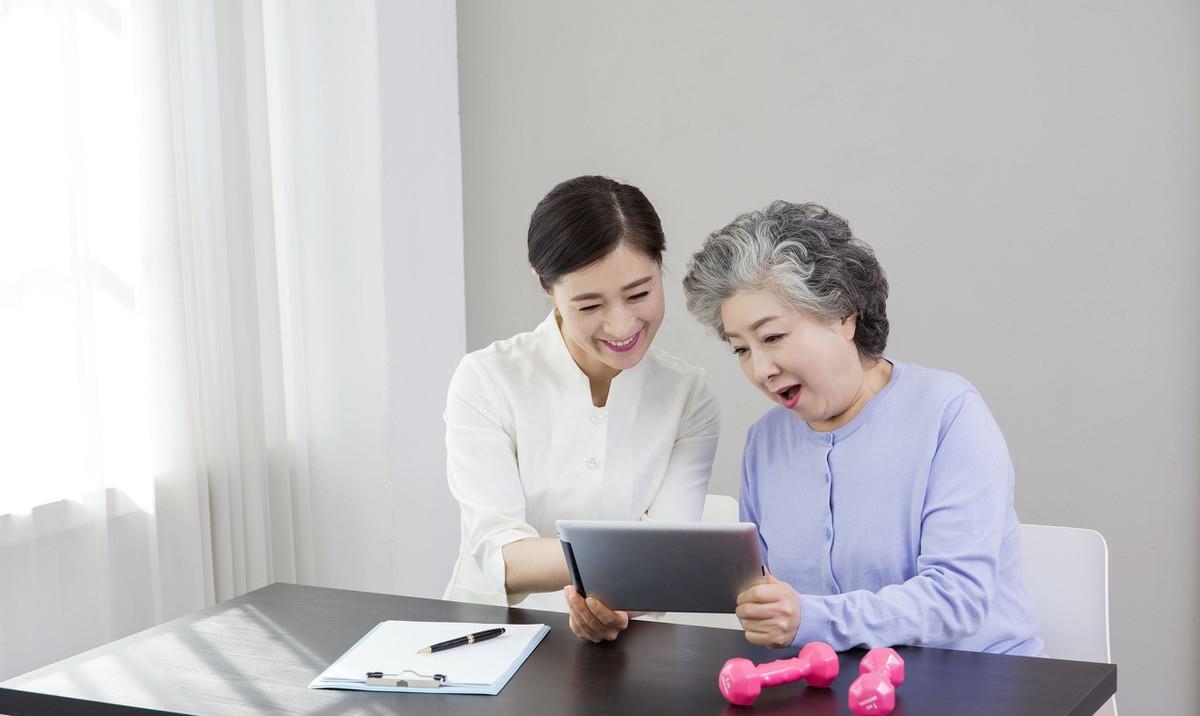 老年痴呆老人被保姆虐待结局,痴呆老人在养老院受虐待吗