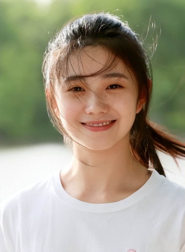 国民妹妹张子枫演技备受大众认可,演技派四小花旦张子枫