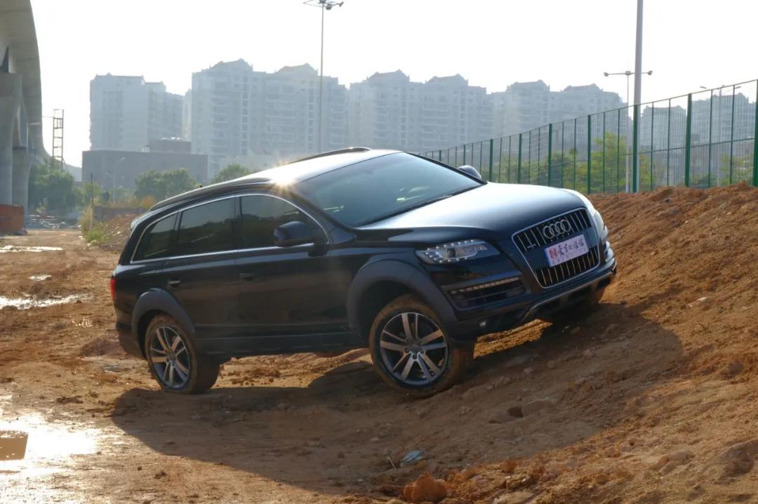 奥迪q7quattro脱困强大到可怕,奥迪07款q7quattro雪地爬坡