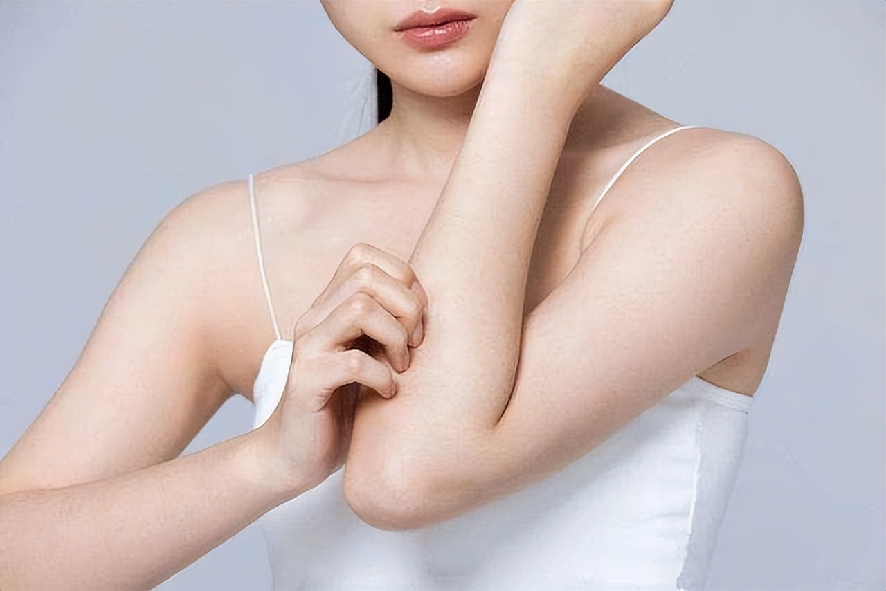 一脱秋裤就皮屑满天飞,一脱秋裤皮屑满地飞怎么办