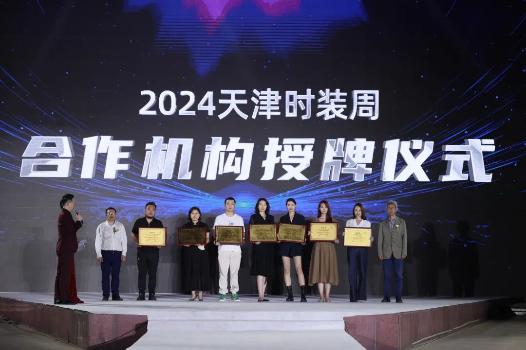 皮尔卡丹把时尚带入中国,皮尔卡丹中国服装展