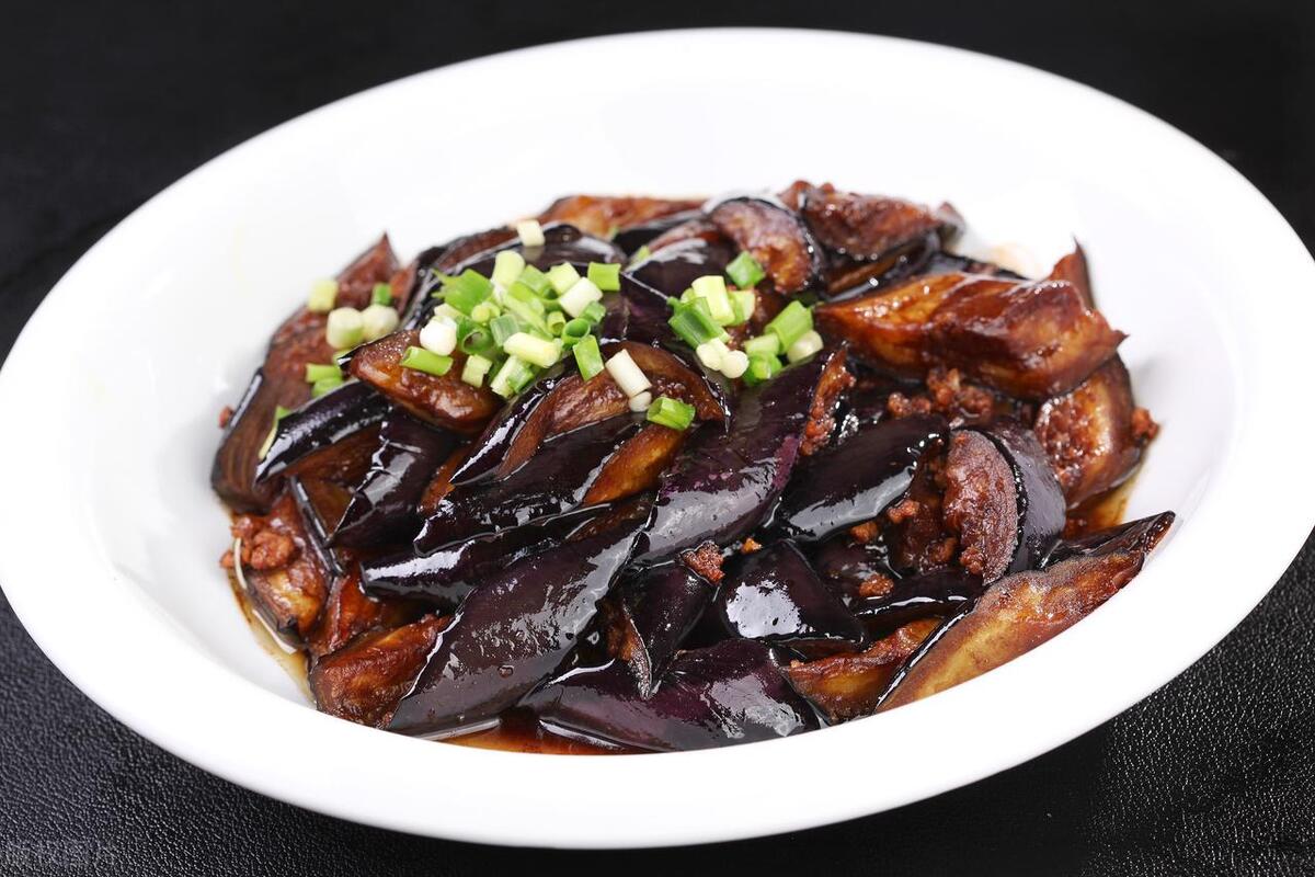 茄子和它一起吃，降压杀菌还通便，年过五十要常吃，美味又健康