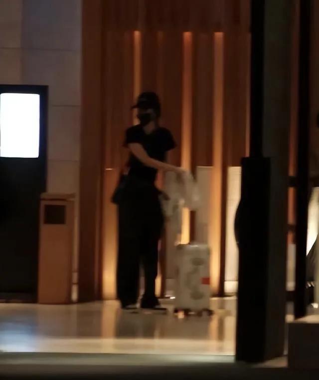 杨幂赴香港看望小糯米,刘恺威和杨幂带小糯米走机场