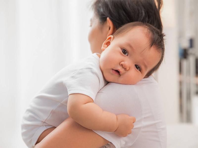 宝宝白天吃母乳少精神正常,宝宝白天吃母乳就吐怎么回事