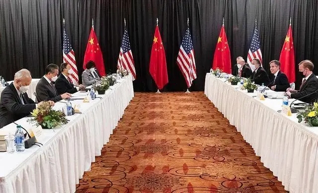 50万美军靠近中国，解放军两大动作亮明态度，冲突后果美承受不住