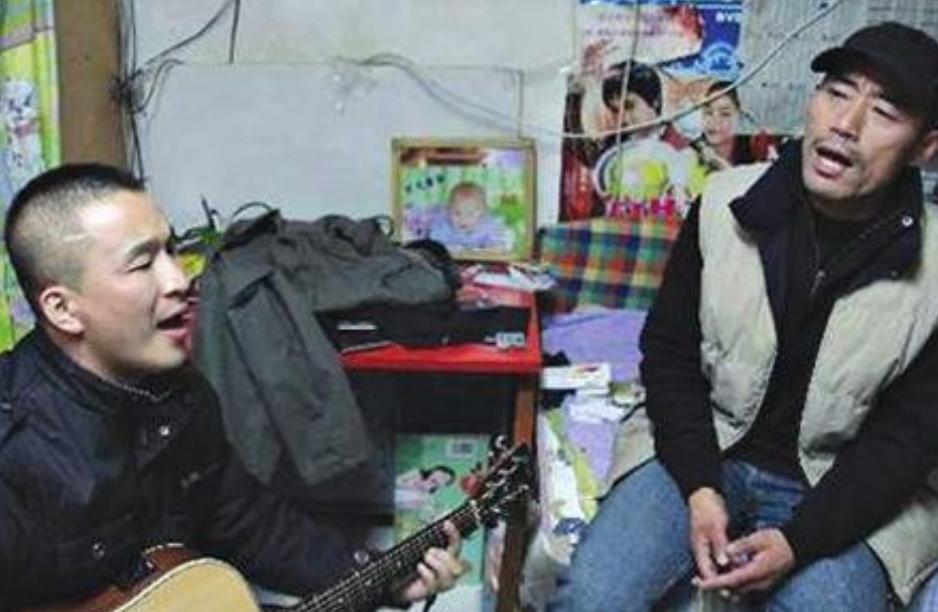 昔日爆红组合街头卖唱,曾经红极一时现在却卖唱的歌手