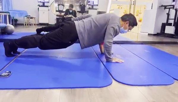 手肘骨折术后肿胀多久会完全消除,手肘骨折恢复后手僵硬康复治疗