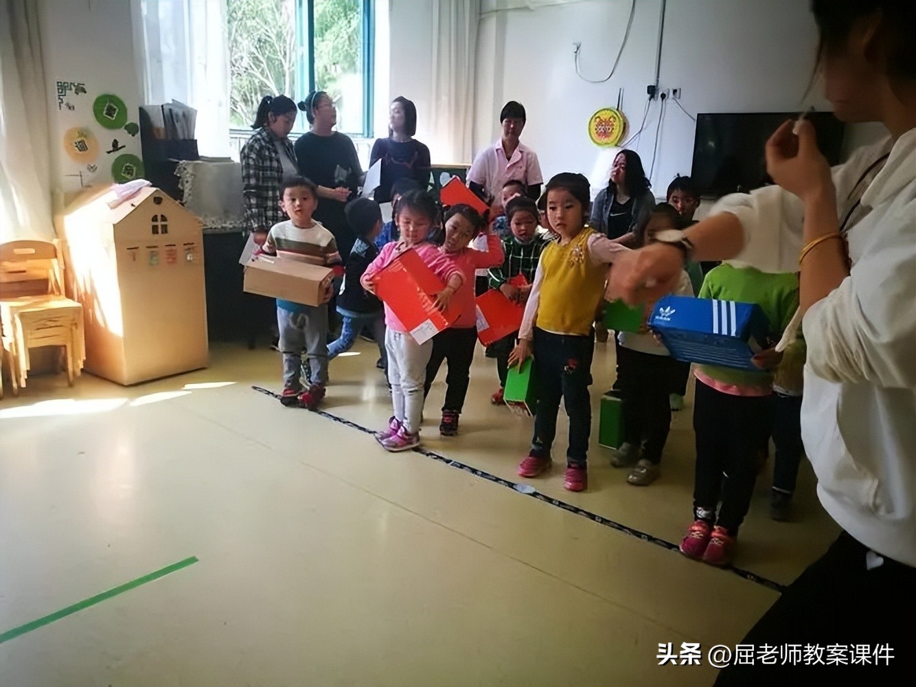 屈老师中班健康歌教学,幼儿园户外活动小鹿学跳沟教案
