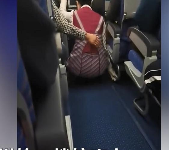 坐飞机遇气流第一视角乘客恐慌,飞机遇强气流空姐蹲下避险