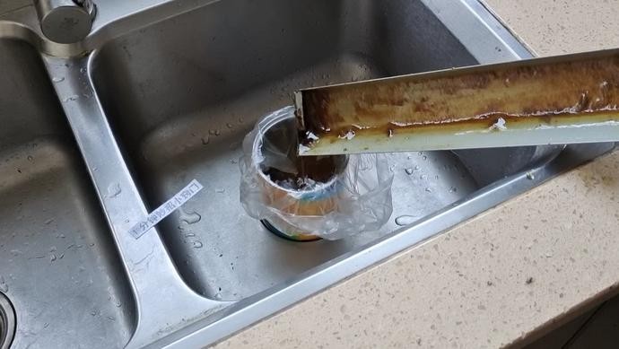 油烟机油盒清理小妙招看完不吃亏,油烟机长方形油盒怎么清洗