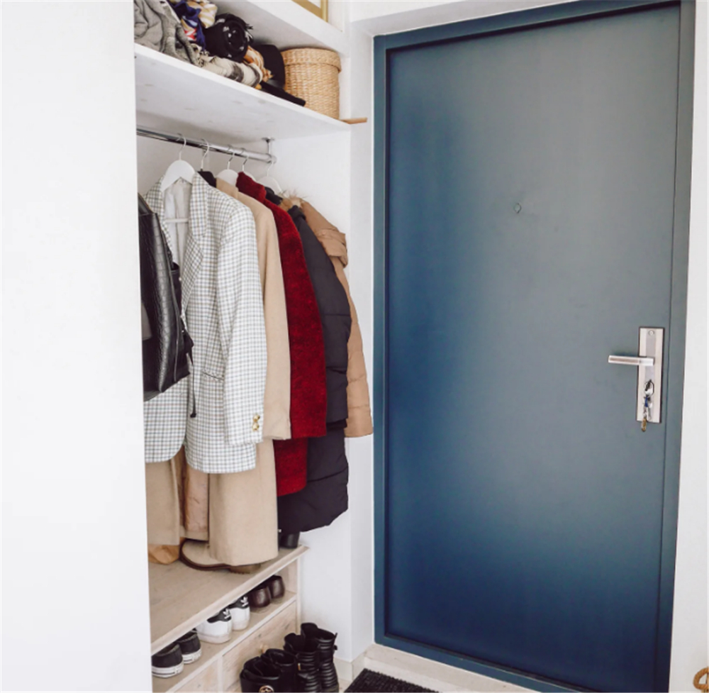 31岁“大姑娘”买下23㎡蜗居，小家切两半做客厅卧室：也太舒服了