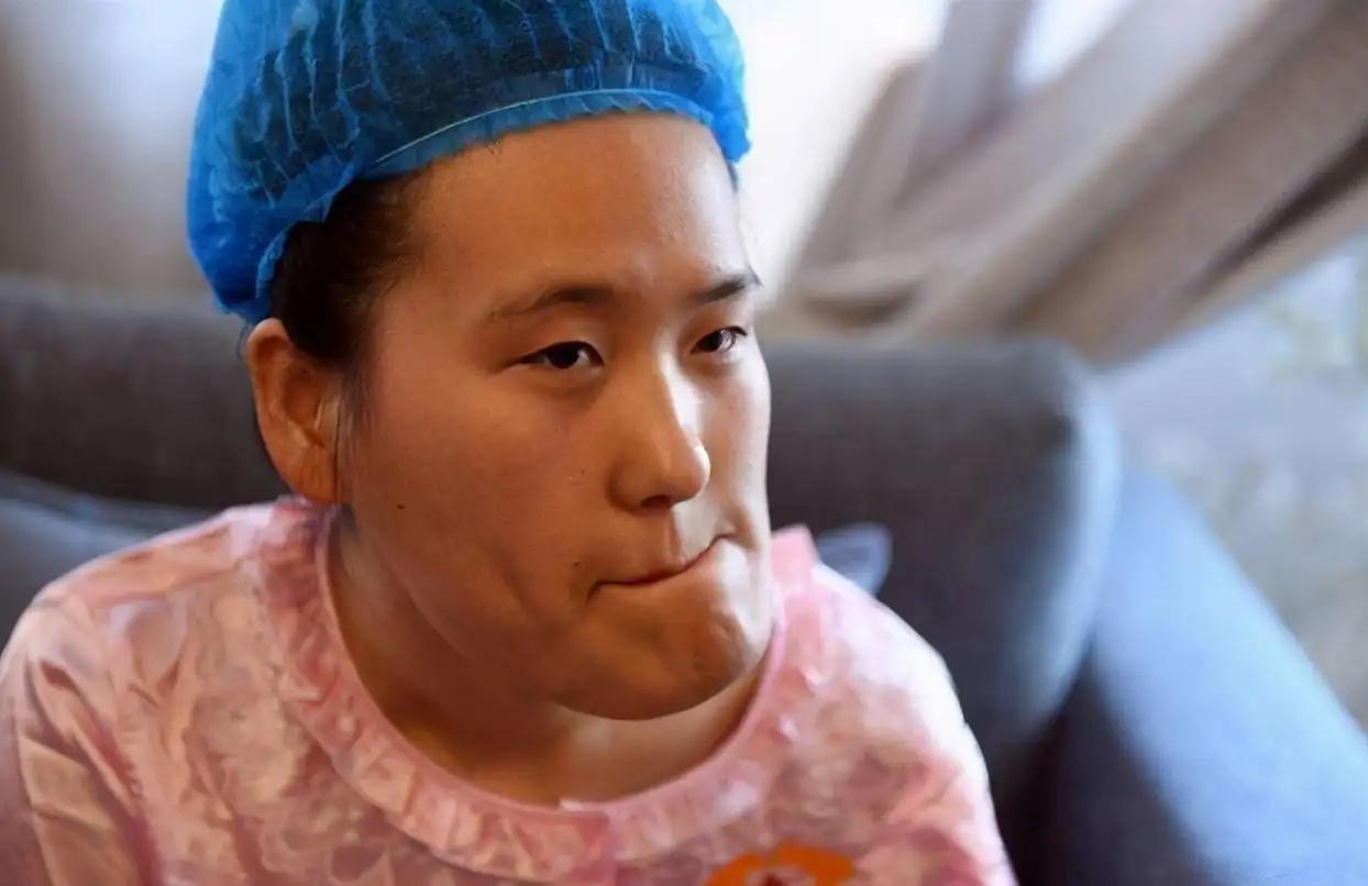 辽宁歪脸女孩，父母双亡，她整容变美女，拒百万年薪，只想当老师