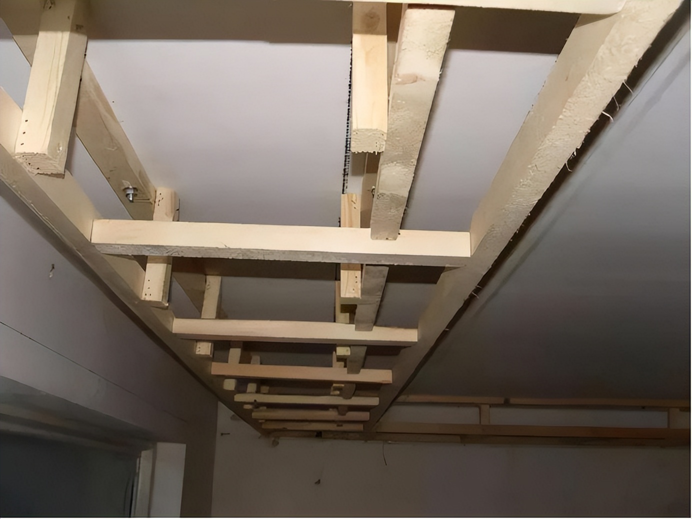 锯齿龙骨和轻钢龙骨有什么区别,烤漆龙骨和轻钢龙骨有什么区别