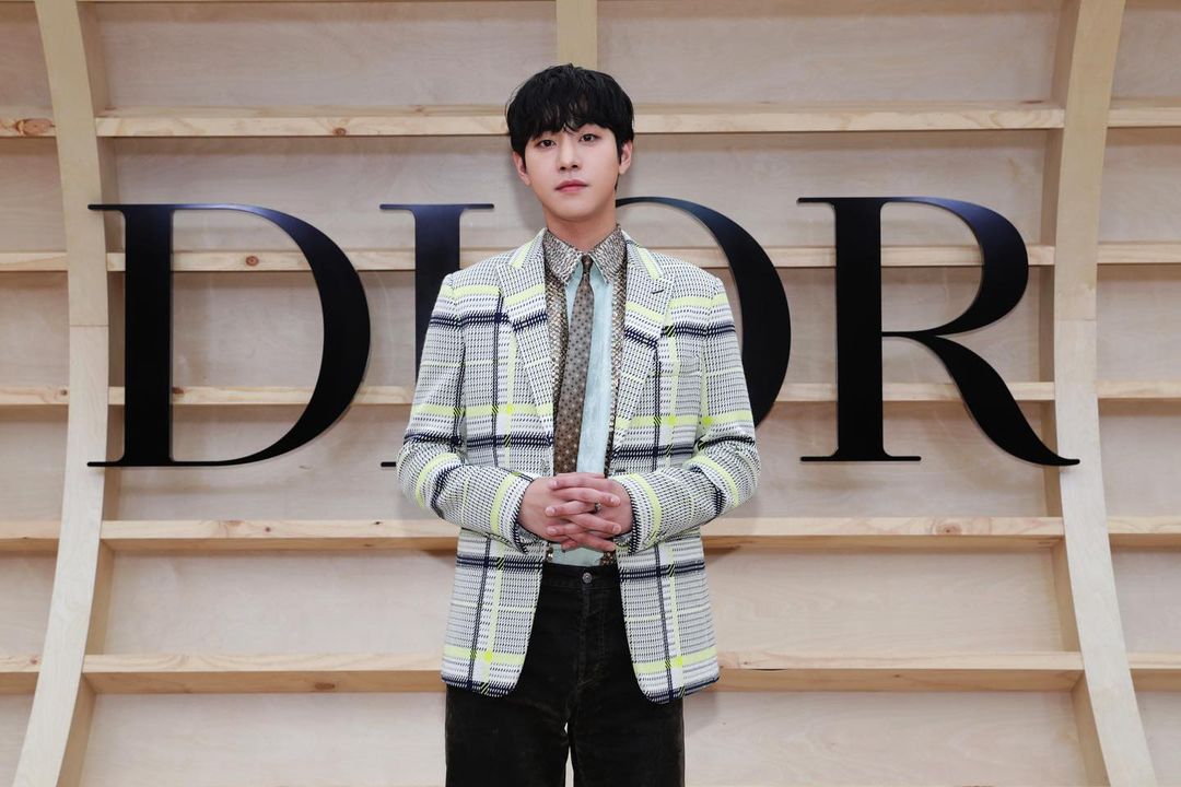 安孝燮黑打底穿搭,安孝燮社内穿搭