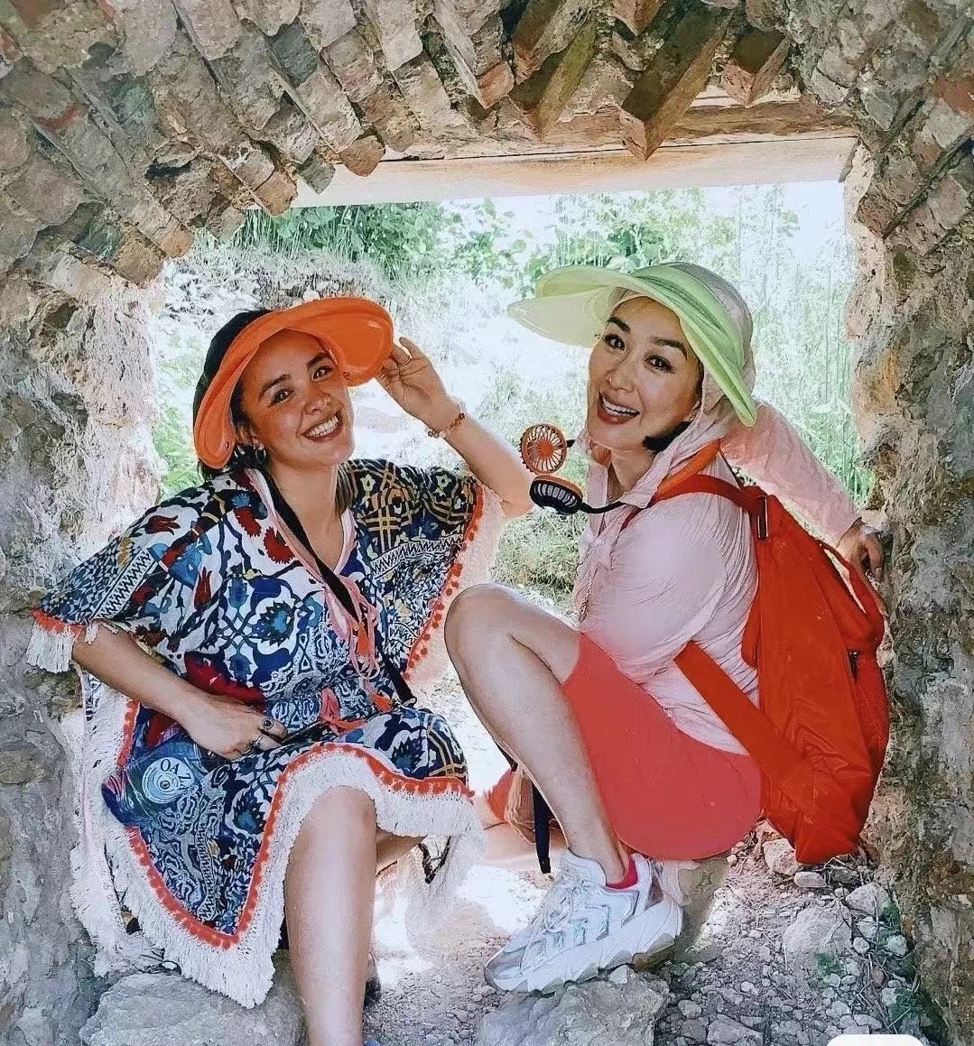 有一种尴尬叫“星二代玩性感”，*裤底**胸部全露，让明星父母都脸红