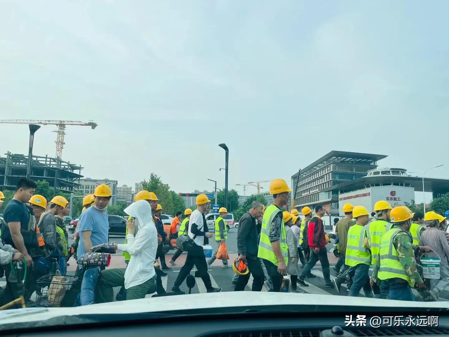 现在干建筑工地赚钱吗,干建筑的为啥那么挣钱