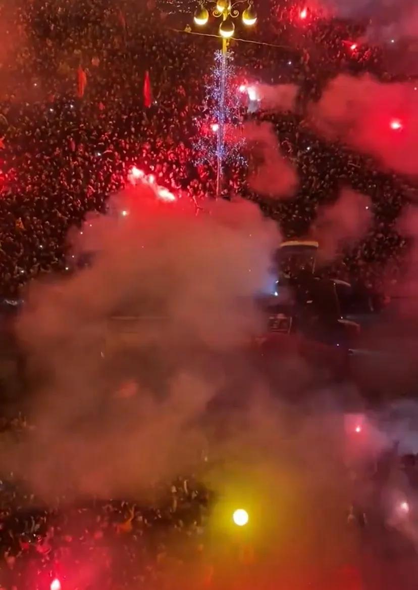 一边是激情狂欢，一边是接受调查。都是足球，为什么差别这么大。