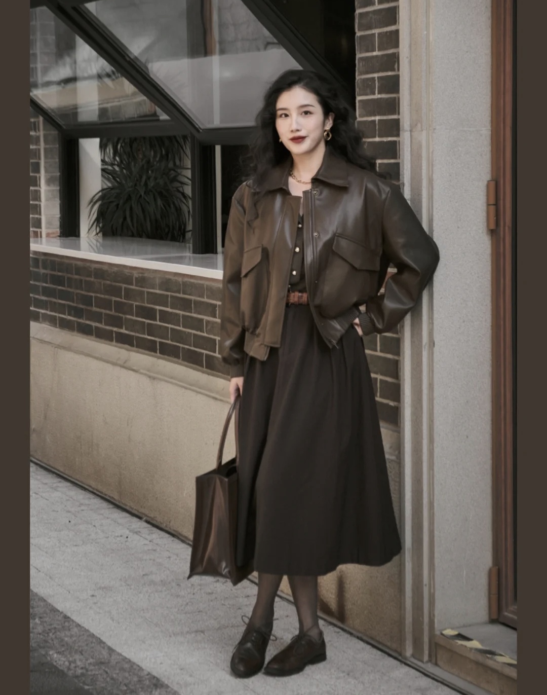 冬季流行鱼尾裙短款羽绒服穿搭,深色羽绒服搭配什么色的半身裙