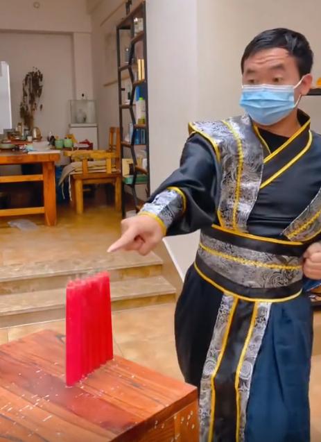 小伙模仿电影练成摘叶飞花,东方不败的飞花神功